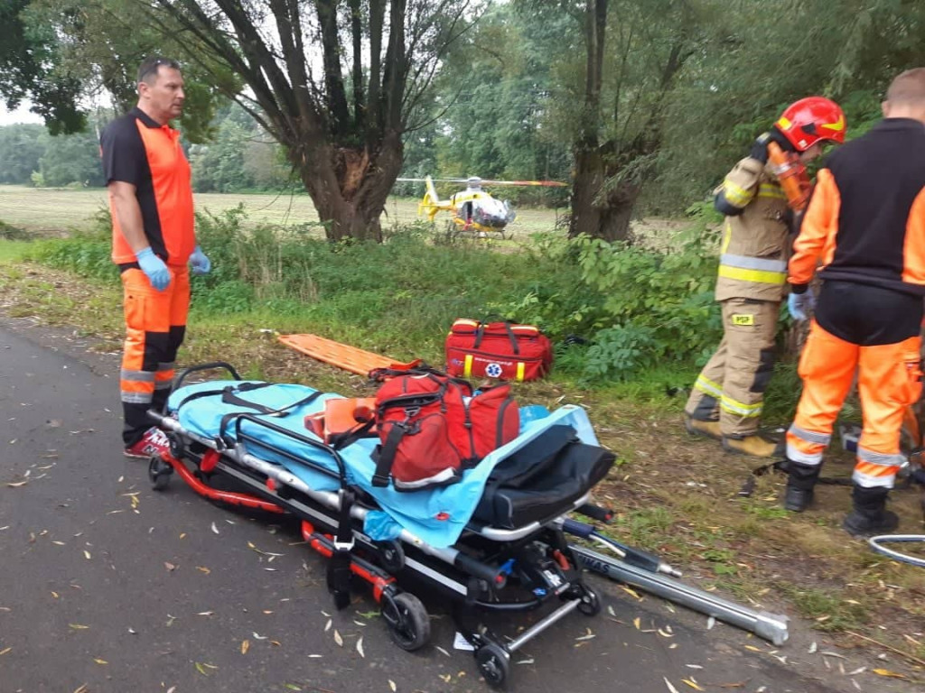 Niebywała tragedia. Trójka młodych ludzi rozbiła się autem w drodze do szkoły. Nie żyje 18-letni kierowca  [zdjęcia]