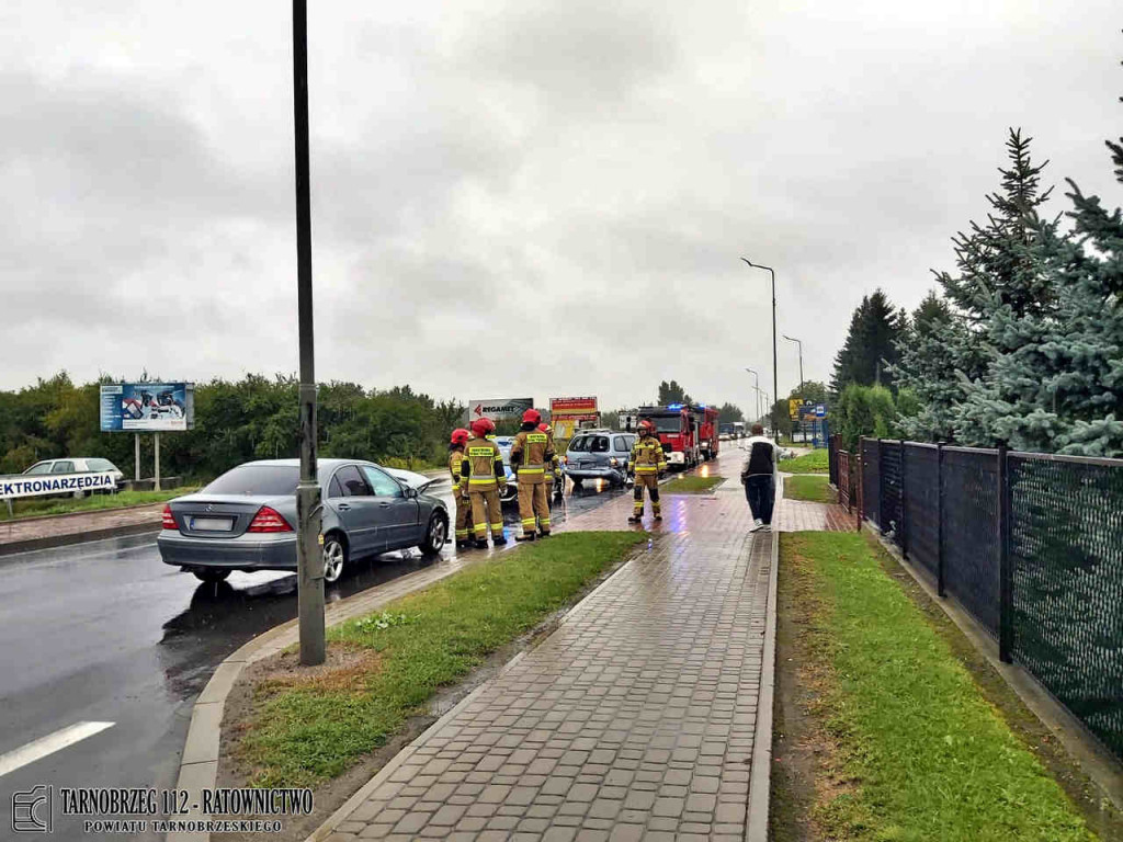 Tarnobrzeg. Zderzenie dwóch osobówek na ul. Warszawskiej [zdjęcia]