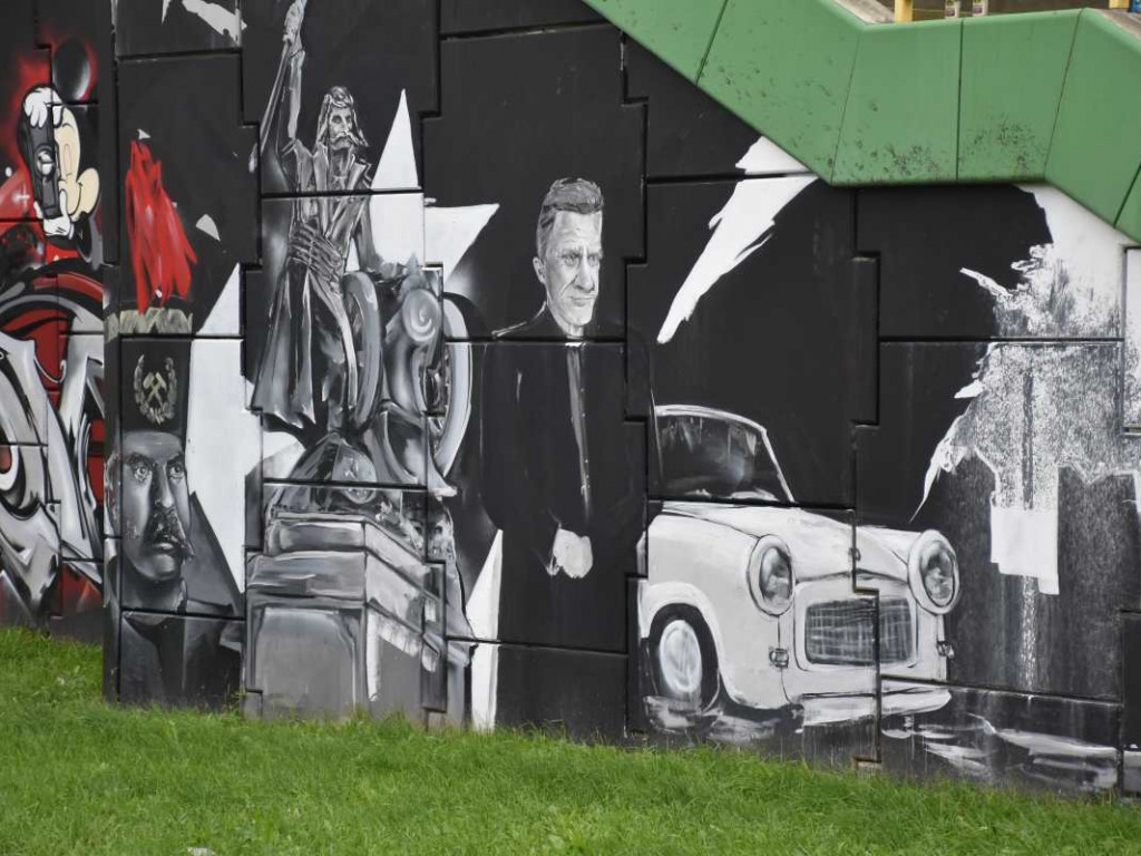 Tarnobrzeg. Na wiadukcie namalowano ks. Michała Józefczyka [zdjęcia]