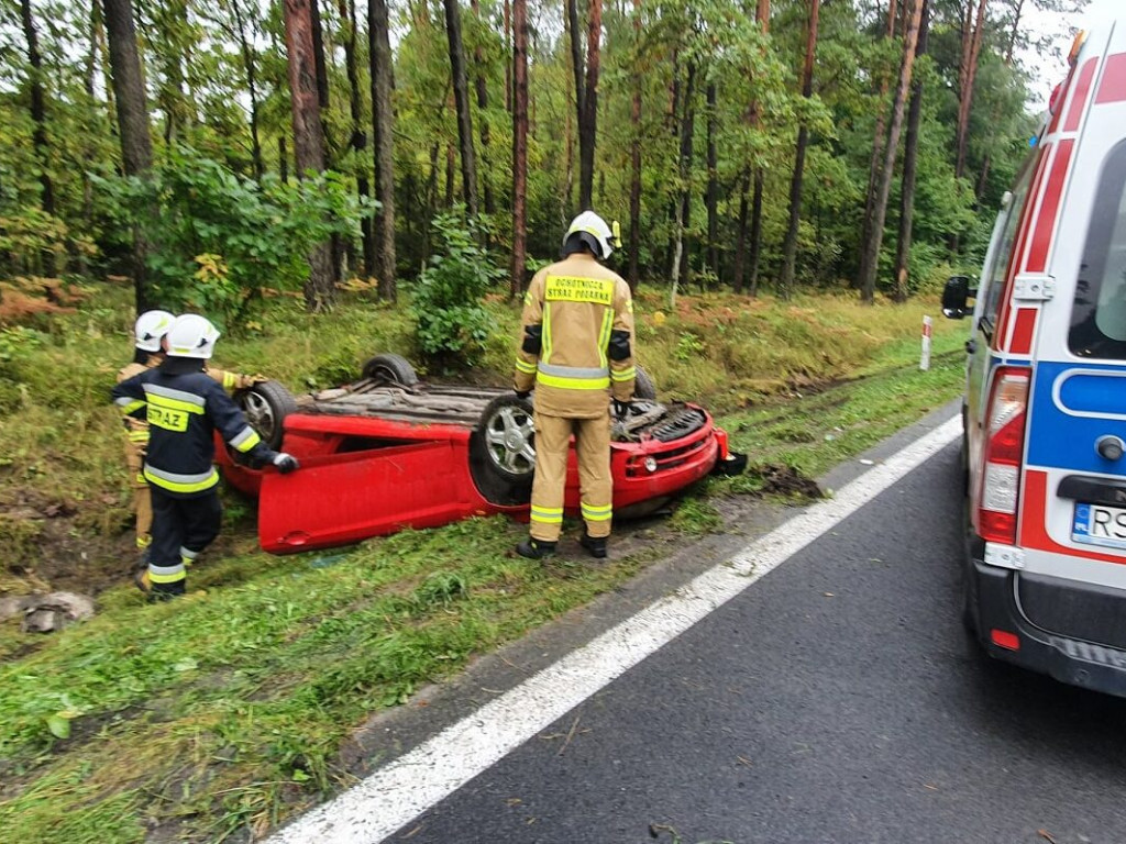 Jamnica. Dachując, staranował krzyż ustawiony w miejscu śmiertelnego wypadku [zdjęcia]