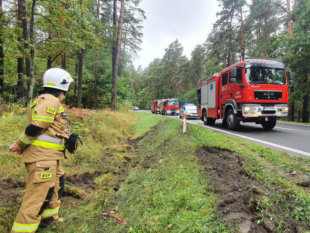 Jamnica. Dachując, staranował krzyż ustawiony w miejscu śmiertelnego wypadku [zdjęcia]
