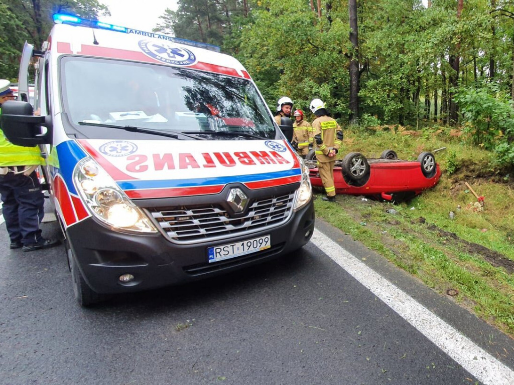 Jamnica. Dachując, staranował krzyż ustawiony w miejscu śmiertelnego wypadku [zdjęcia]