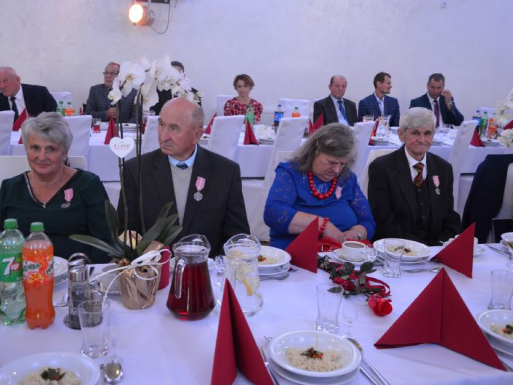 Blisko 50 par małżeńskich z gminy Klimontów otrzymało medale nadane przez Prezydenta RP [zdjęcia]
