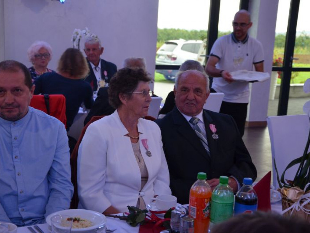 Blisko 50 par małżeńskich z gminy Klimontów otrzymało medale nadane przez Prezydenta RP [zdjęcia]