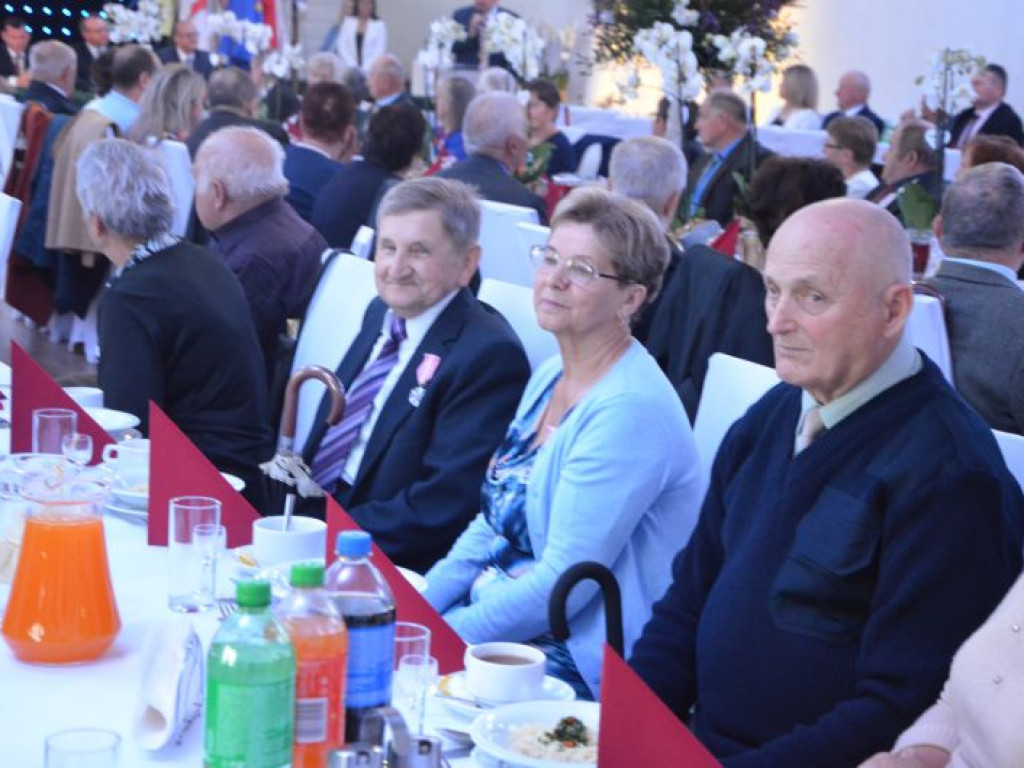 Blisko 50 par małżeńskich z gminy Klimontów otrzymało medale nadane przez Prezydenta RP [zdjęcia]