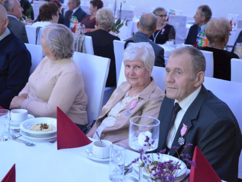 Blisko 50 par małżeńskich z gminy Klimontów otrzymało medale nadane przez Prezydenta RP [zdjęcia]