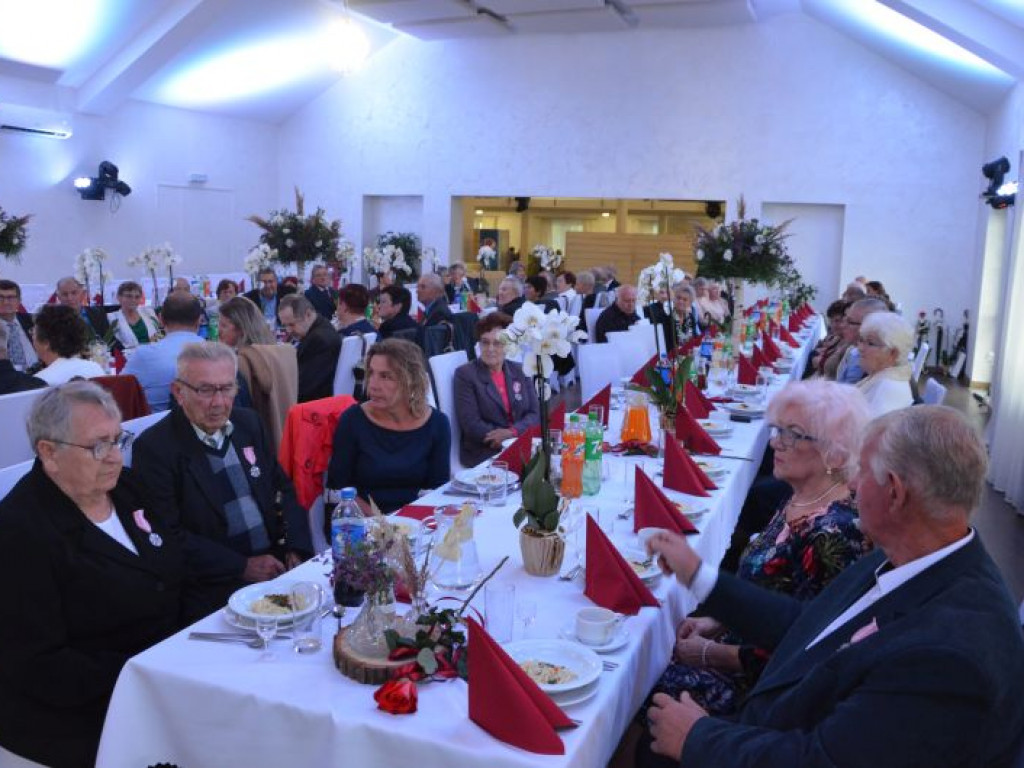 Blisko 50 par małżeńskich z gminy Klimontów otrzymało medale nadane przez Prezydenta RP [zdjęcia]