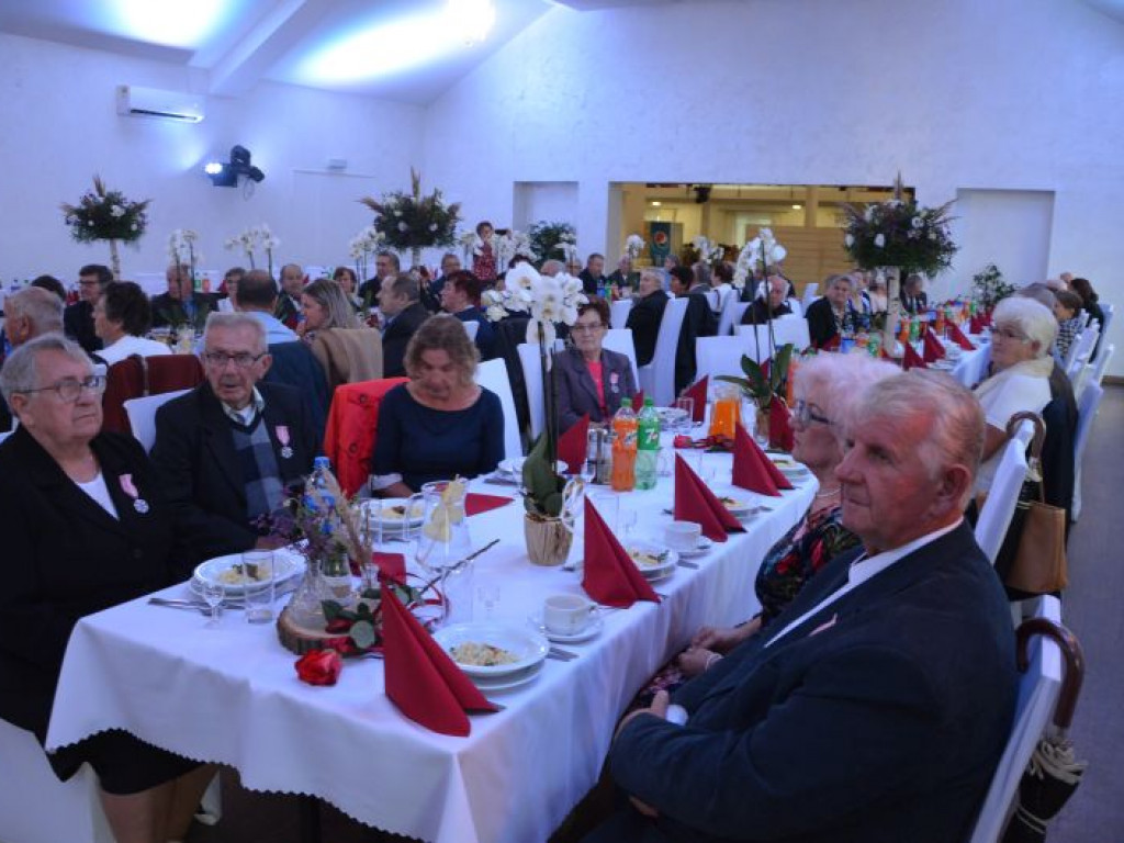 Blisko 50 par małżeńskich z gminy Klimontów otrzymało medale nadane przez Prezydenta RP [zdjęcia]