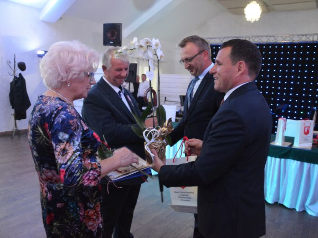 Blisko 50 par małżeńskich z gminy Klimontów otrzymało medale nadane przez Prezydenta RP [zdjęcia]
