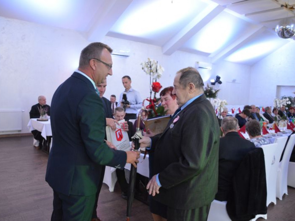 Blisko 50 par małżeńskich z gminy Klimontów otrzymało medale nadane przez Prezydenta RP [zdjęcia]