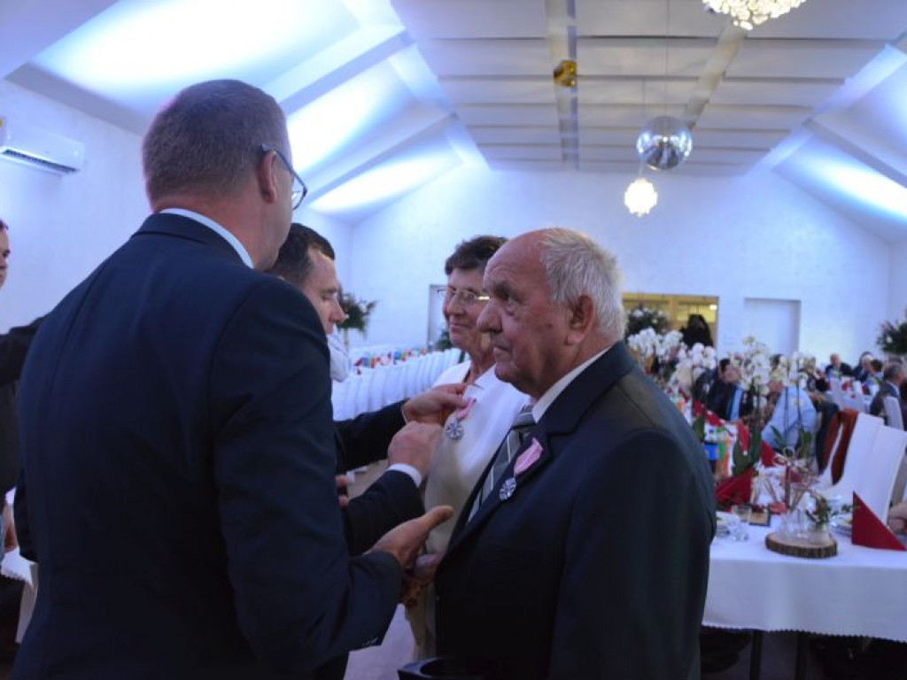 Blisko 50 par małżeńskich z gminy Klimontów otrzymało medale nadane przez Prezydenta RP [zdjęcia]