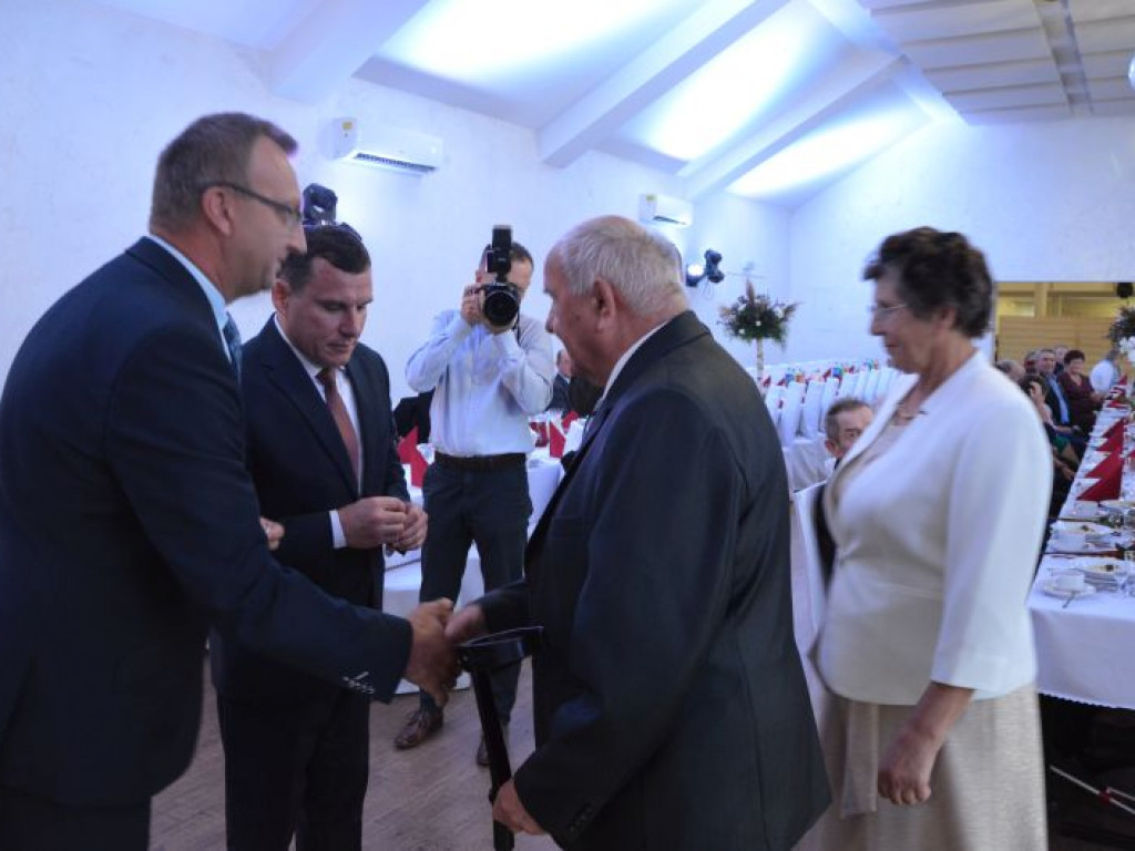 Blisko 50 par małżeńskich z gminy Klimontów otrzymało medale nadane przez Prezydenta RP [zdjęcia]