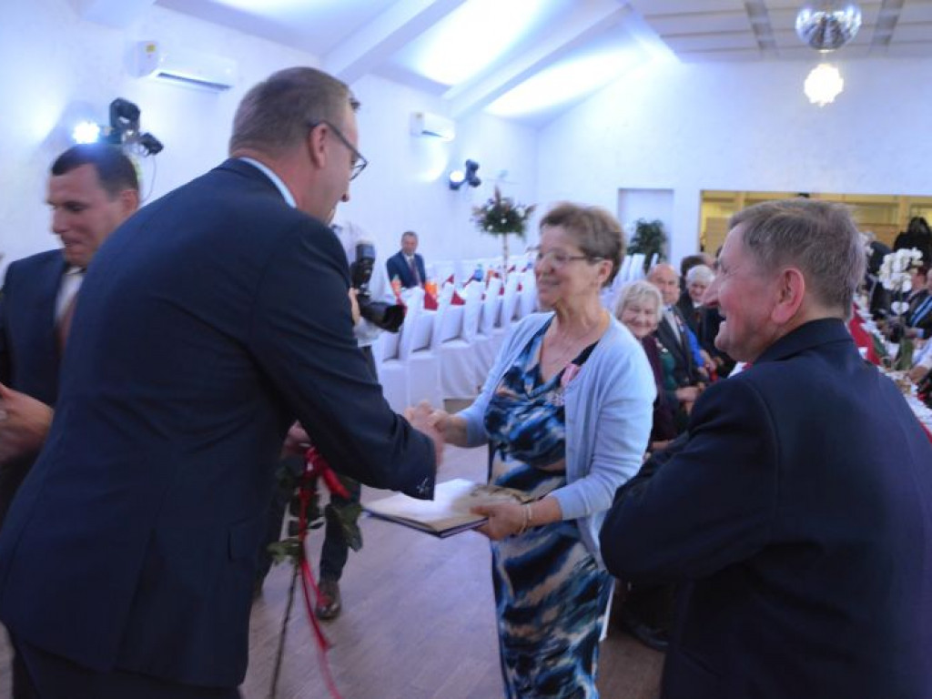 Blisko 50 par małżeńskich z gminy Klimontów otrzymało medale nadane przez Prezydenta RP [zdjęcia]