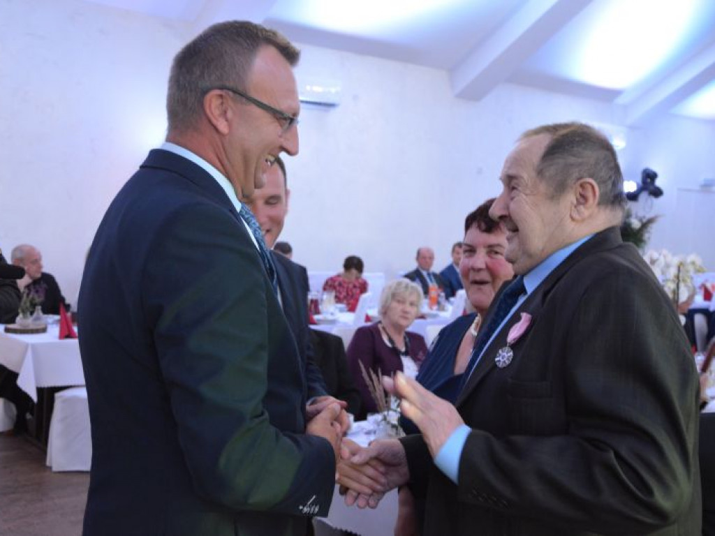Blisko 50 par małżeńskich z gminy Klimontów otrzymało medale nadane przez Prezydenta RP [zdjęcia]