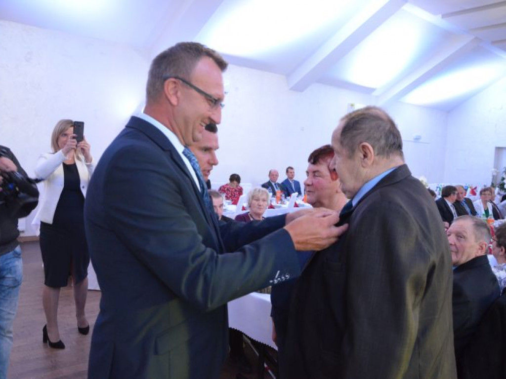 Blisko 50 par małżeńskich z gminy Klimontów otrzymało medale nadane przez Prezydenta RP [zdjęcia]