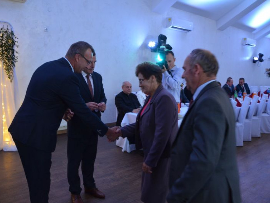 Blisko 50 par małżeńskich z gminy Klimontów otrzymało medale nadane przez Prezydenta RP [zdjęcia]