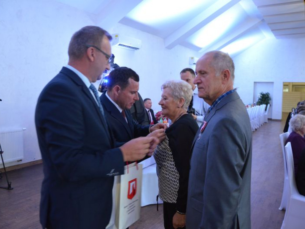 Blisko 50 par małżeńskich z gminy Klimontów otrzymało medale nadane przez Prezydenta RP [zdjęcia]