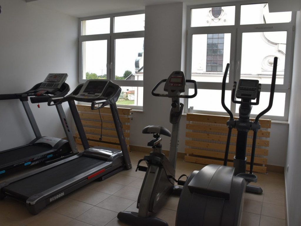 Nowa sala gimnastyczna, dwie lekcyjne i siłownia już oficjalnie w Szkole Podstawowej w Chmielowie [zdjęcia]