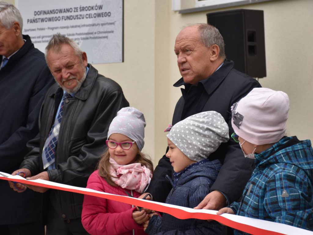 Nowa sala gimnastyczna, dwie lekcyjne i siłownia już oficjalnie w Szkole Podstawowej w Chmielowie [zdjęcia]