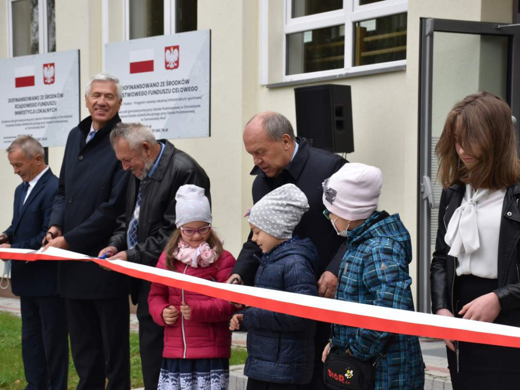 Nowa sala gimnastyczna, dwie lekcyjne i siłownia już oficjalnie w Szkole Podstawowej w Chmielowie [zdjęcia]