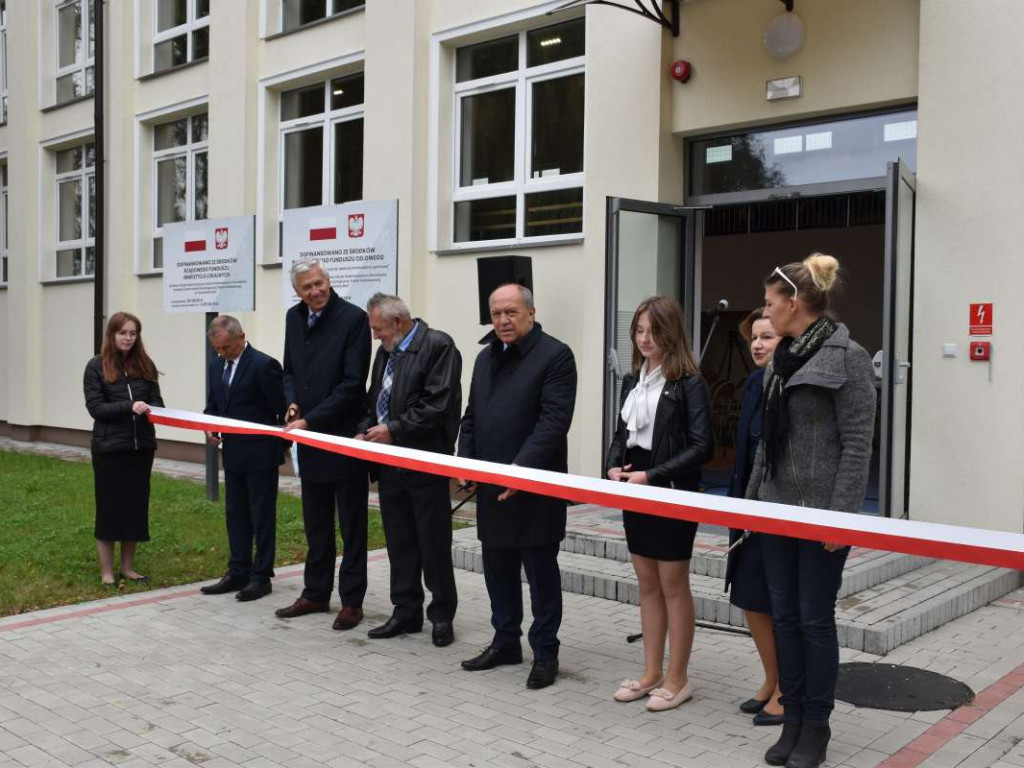 Nowa sala gimnastyczna, dwie lekcyjne i siłownia już oficjalnie w Szkole Podstawowej w Chmielowie [zdjęcia]