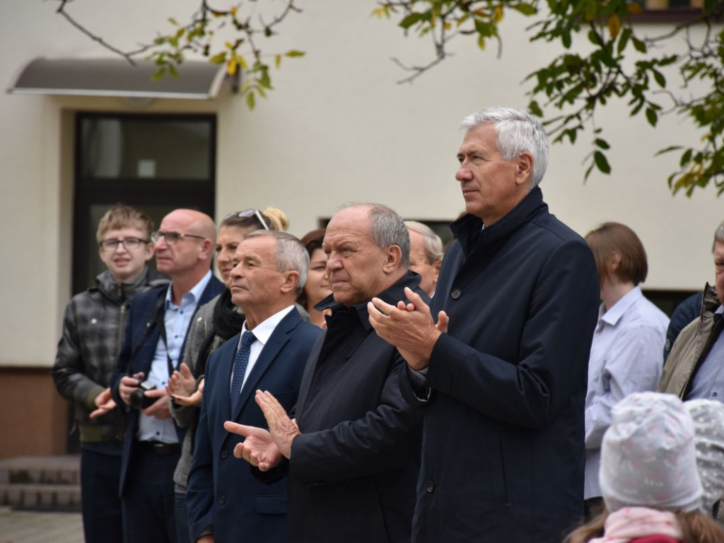 Nowa sala gimnastyczna, dwie lekcyjne i siłownia już oficjalnie w Szkole Podstawowej w Chmielowie [zdjęcia]