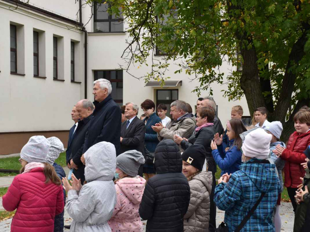Nowa sala gimnastyczna, dwie lekcyjne i siłownia już oficjalnie w Szkole Podstawowej w Chmielowie [zdjęcia]