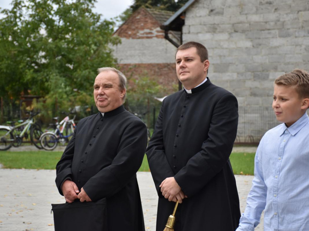 Nowa sala gimnastyczna, dwie lekcyjne i siłownia już oficjalnie w Szkole Podstawowej w Chmielowie [zdjęcia]