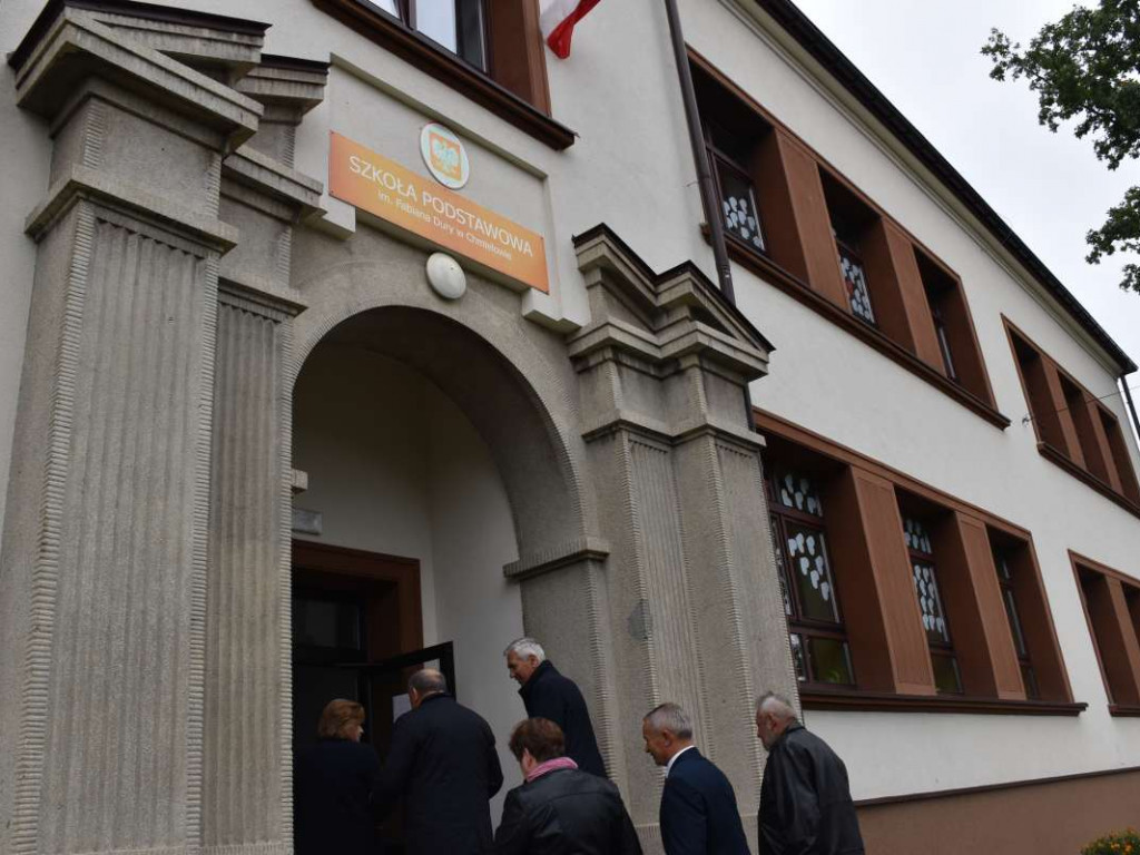Nowa sala gimnastyczna, dwie lekcyjne i siłownia już oficjalnie w Szkole Podstawowej w Chmielowie [zdjęcia]