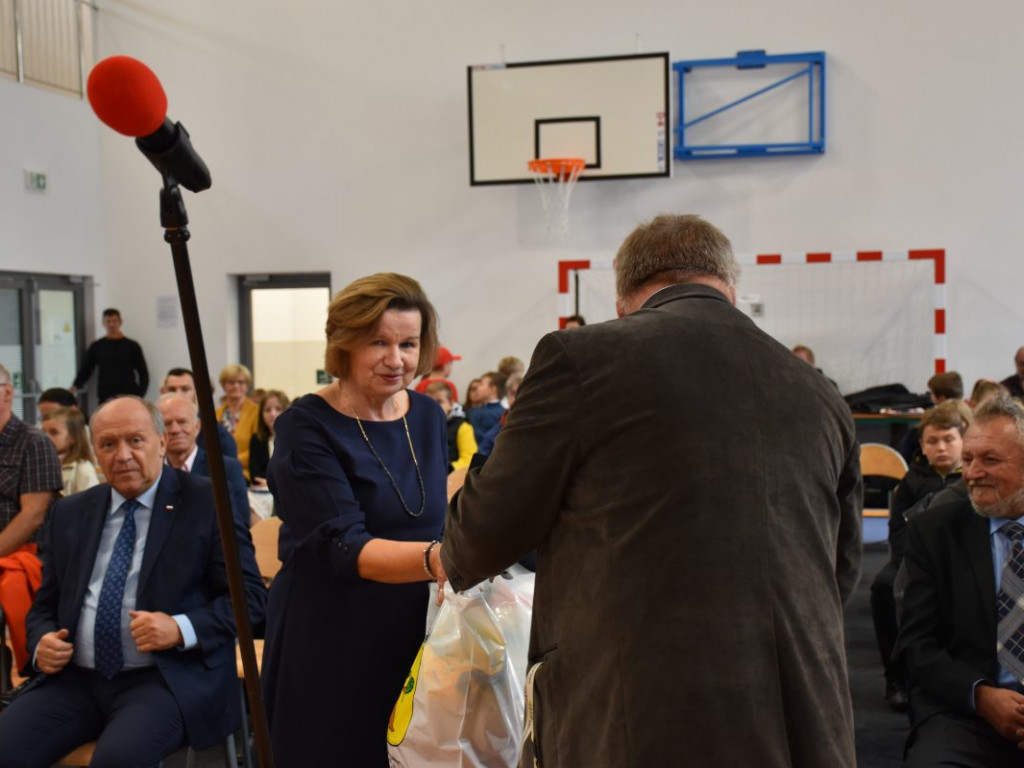 Nowa sala gimnastyczna, dwie lekcyjne i siłownia już oficjalnie w Szkole Podstawowej w Chmielowie [zdjęcia]