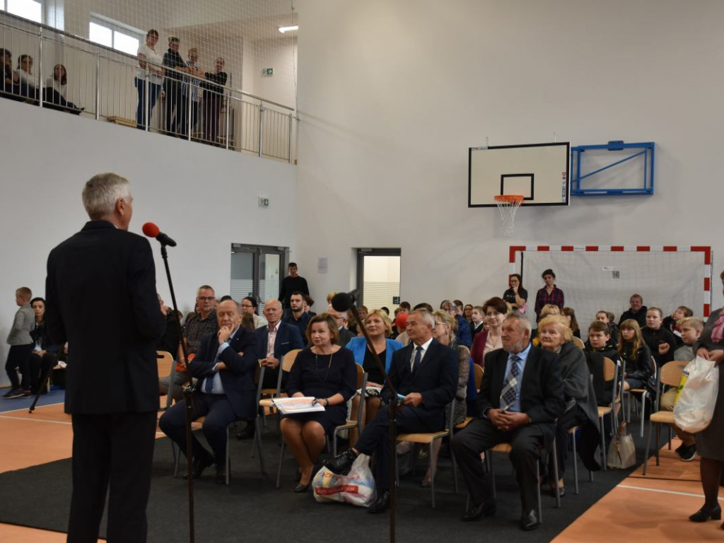 Nowa sala gimnastyczna, dwie lekcyjne i siłownia już oficjalnie w Szkole Podstawowej w Chmielowie [zdjęcia]