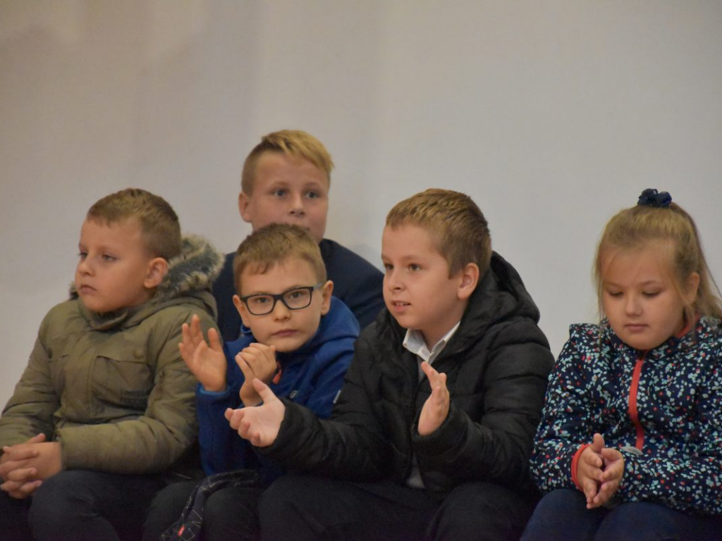 Nowa sala gimnastyczna, dwie lekcyjne i siłownia już oficjalnie w Szkole Podstawowej w Chmielowie [zdjęcia]