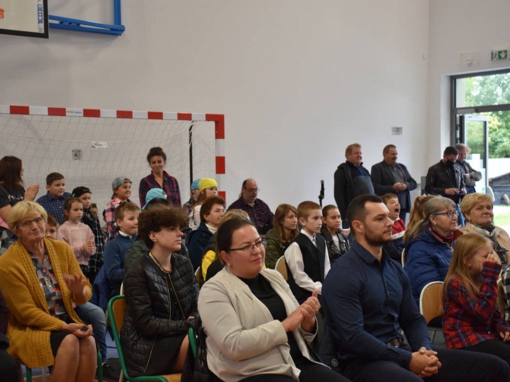 Nowa sala gimnastyczna, dwie lekcyjne i siłownia już oficjalnie w Szkole Podstawowej w Chmielowie [zdjęcia]