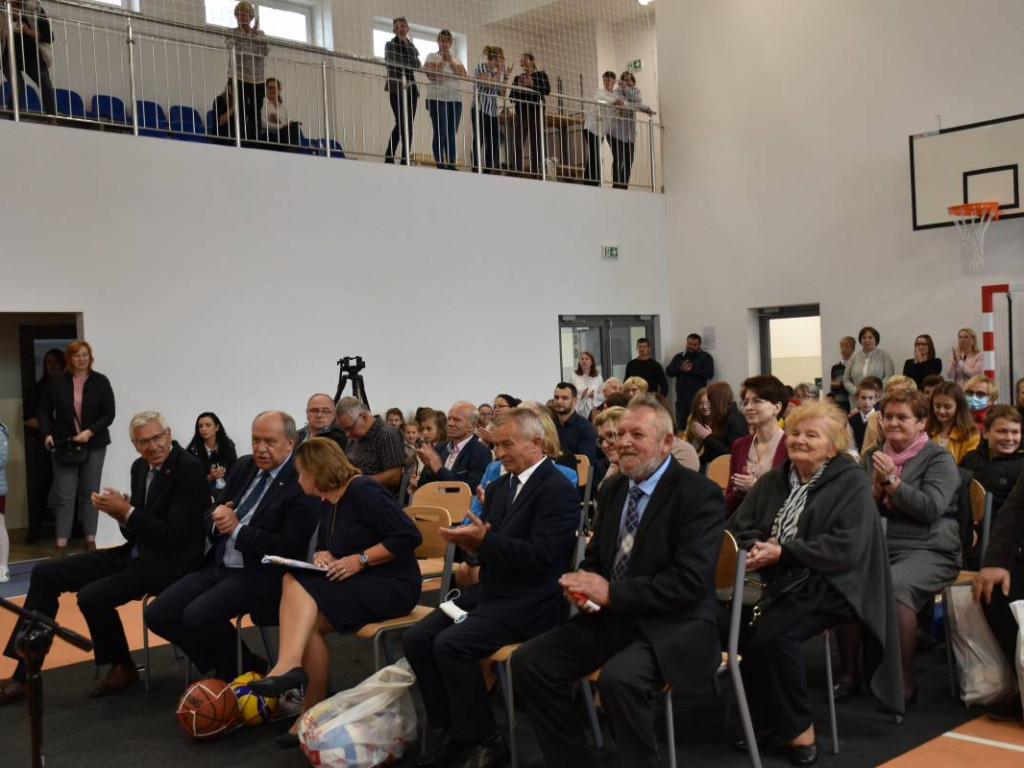 Nowa sala gimnastyczna, dwie lekcyjne i siłownia już oficjalnie w Szkole Podstawowej w Chmielowie [zdjęcia]