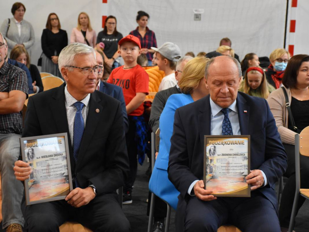 Nowa sala gimnastyczna, dwie lekcyjne i siłownia już oficjalnie w Szkole Podstawowej w Chmielowie [zdjęcia]
