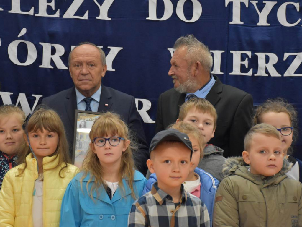 Nowa sala gimnastyczna, dwie lekcyjne i siłownia już oficjalnie w Szkole Podstawowej w Chmielowie [zdjęcia]