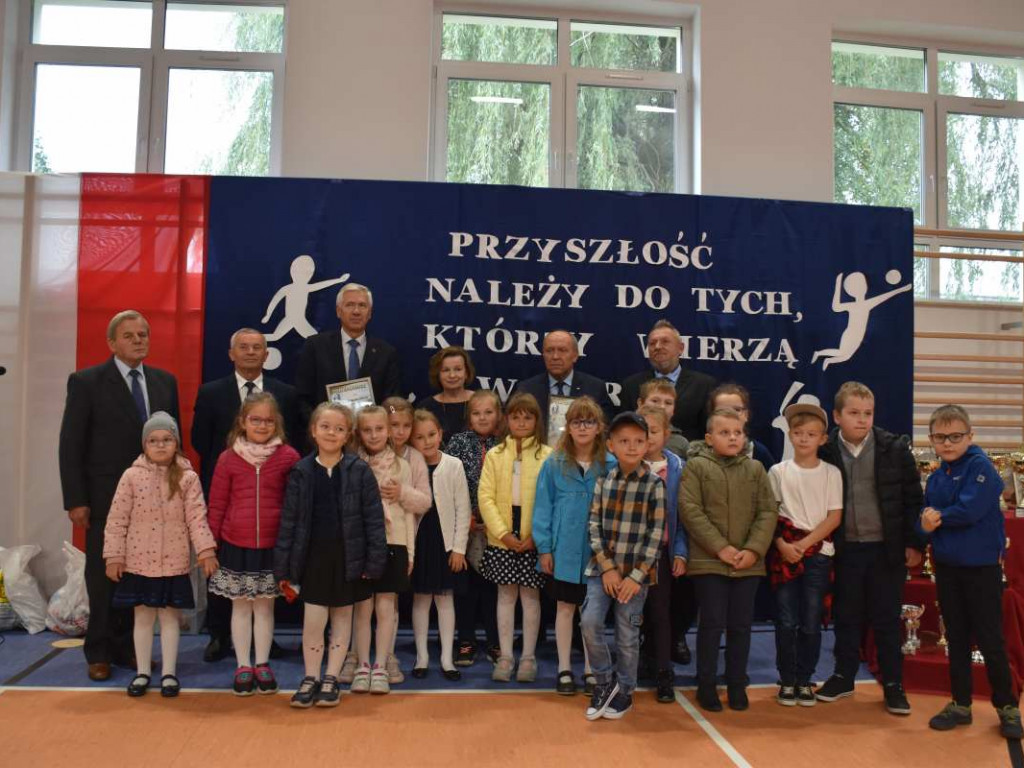 Nowa sala gimnastyczna, dwie lekcyjne i siłownia już oficjalnie w Szkole Podstawowej w Chmielowie [zdjęcia]