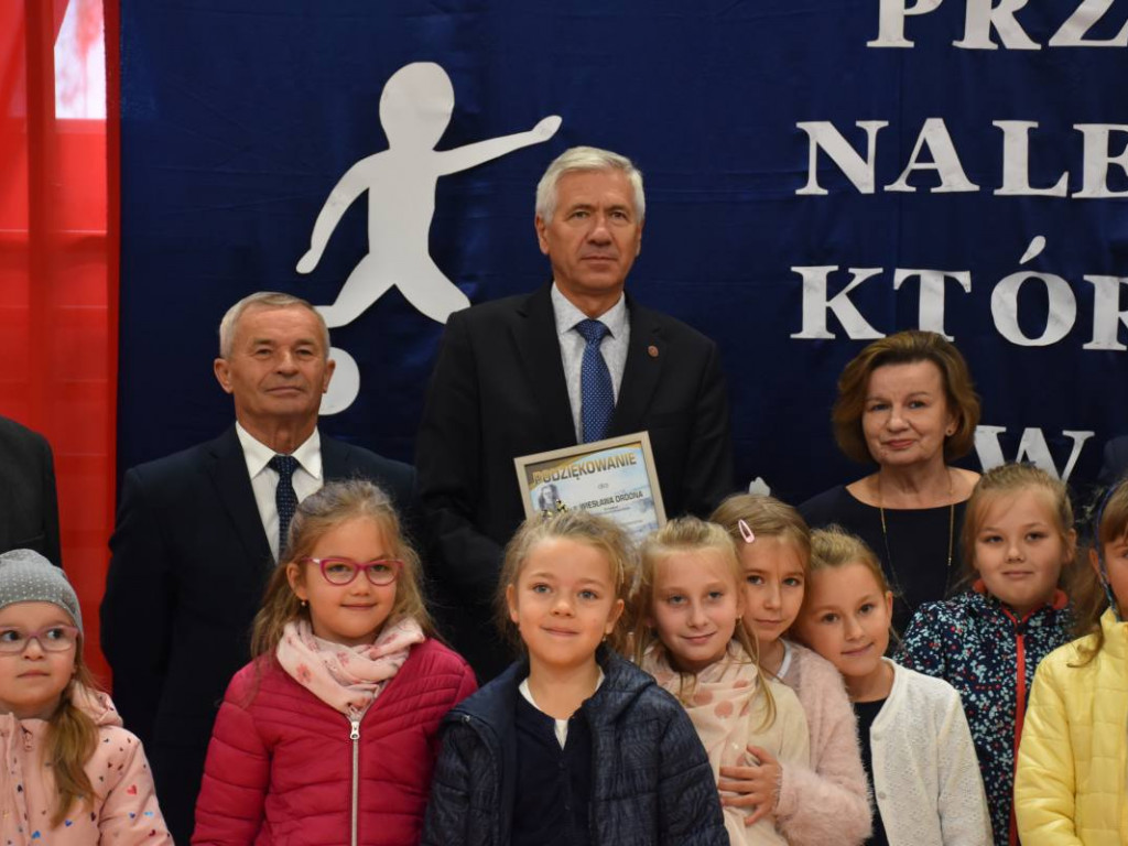 Nowa sala gimnastyczna, dwie lekcyjne i siłownia już oficjalnie w Szkole Podstawowej w Chmielowie [zdjęcia]