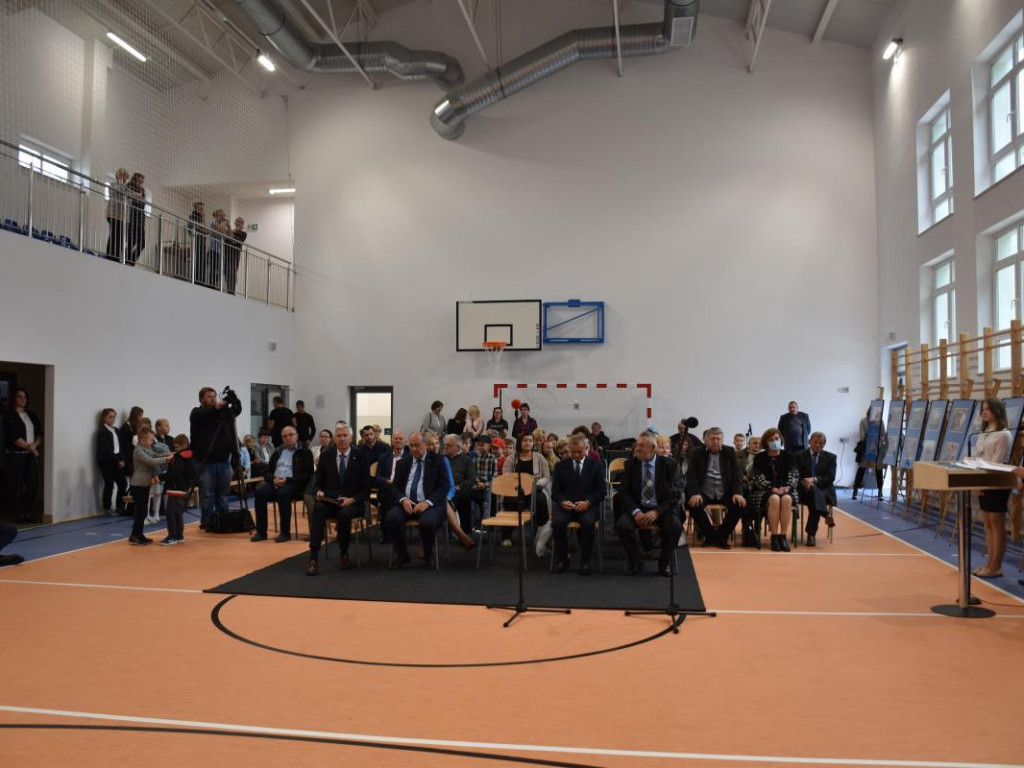 Nowa sala gimnastyczna, dwie lekcyjne i siłownia już oficjalnie w Szkole Podstawowej w Chmielowie [zdjęcia]