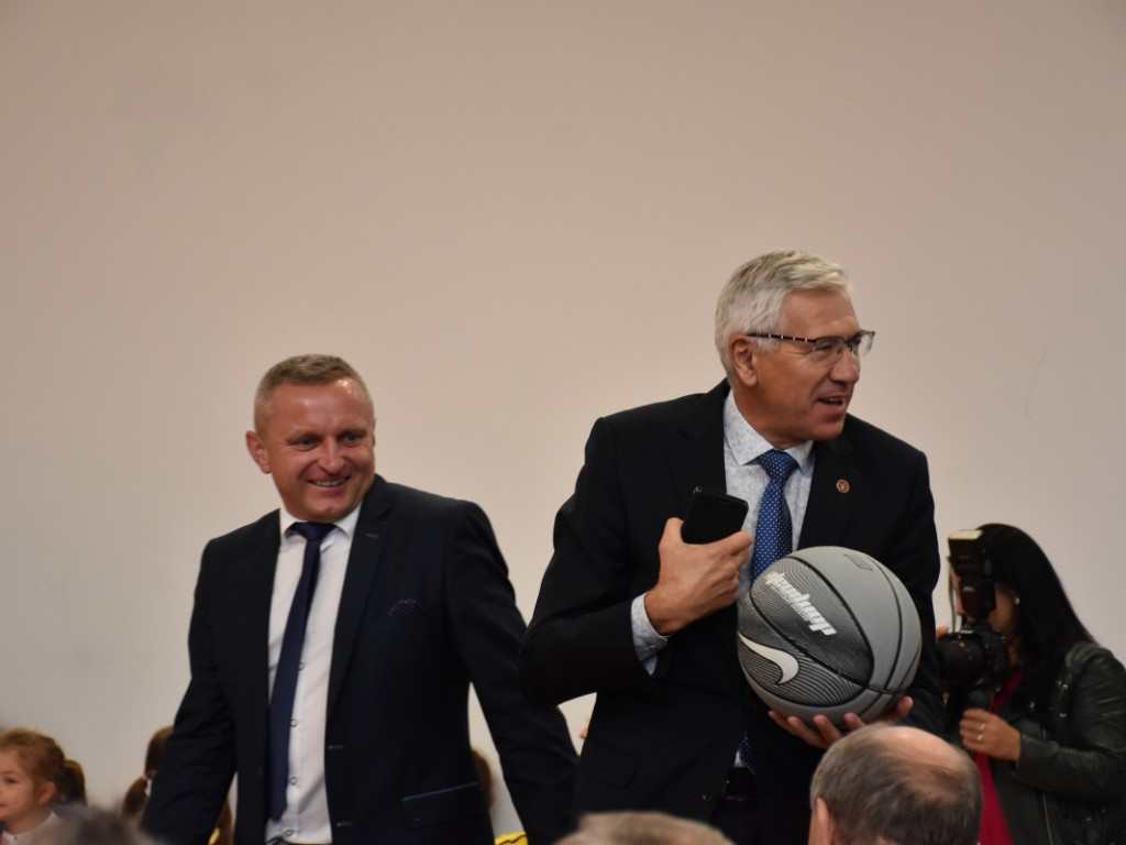 Nowa sala gimnastyczna, dwie lekcyjne i siłownia już oficjalnie w Szkole Podstawowej w Chmielowie [zdjęcia]