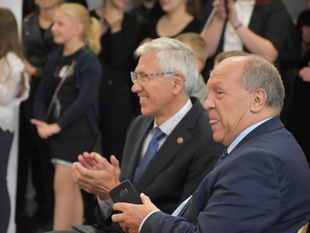 Nowa sala gimnastyczna, dwie lekcyjne i siłownia już oficjalnie w Szkole Podstawowej w Chmielowie [zdjęcia]