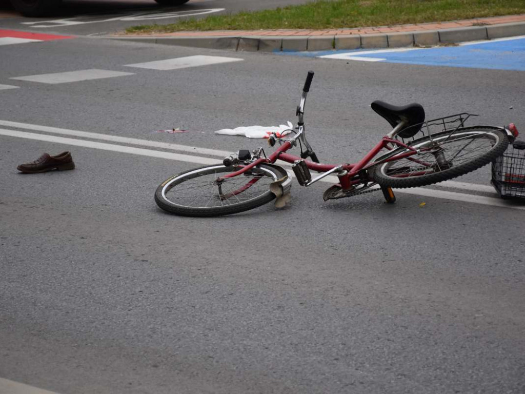 Potrącenie rowerzysty na ul. Kopernika w Tarnobrzegu. Ranny 89-latek trafił do szpitala [AKTUALIZACJA][zdjęcia]
