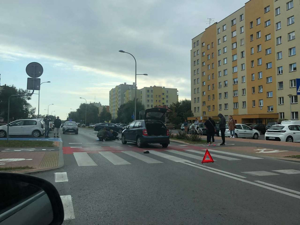 Potrącenie rowerzysty na ul. Kopernika w Tarnobrzegu. Ranny 89-latek trafił do szpitala [AKTUALIZACJA][zdjęcia]