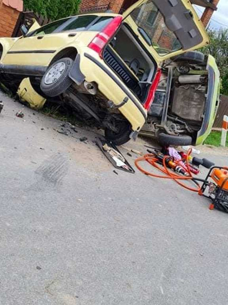 Poważne zderzenie osobówek. 80-latek z obrażeniami trafił do szpitala [zdjęcia]