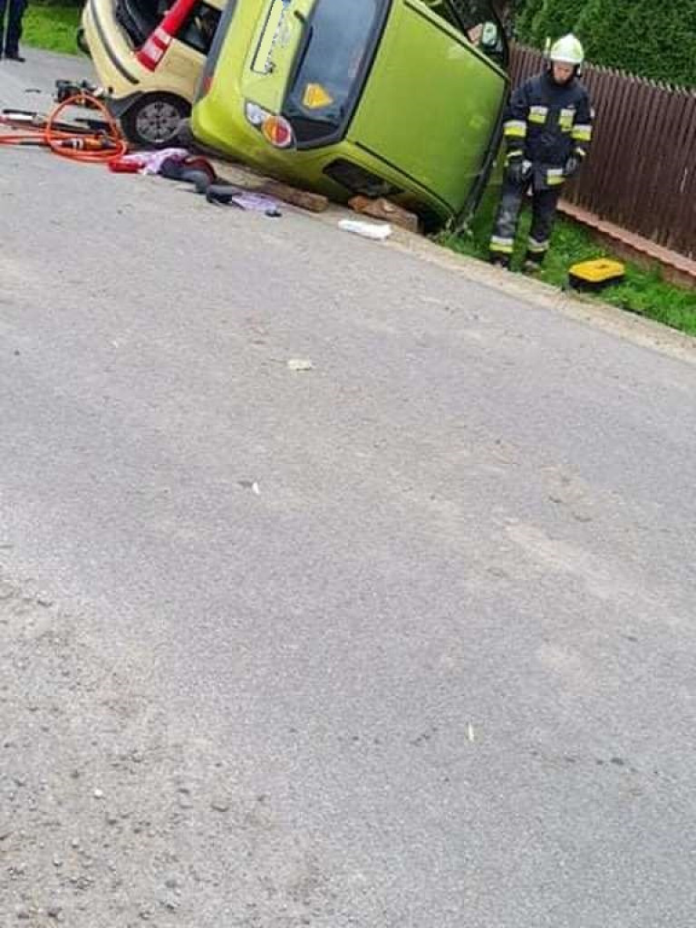 Poważne zderzenie osobówek. 80-latek z obrażeniami trafił do szpitala [zdjęcia]