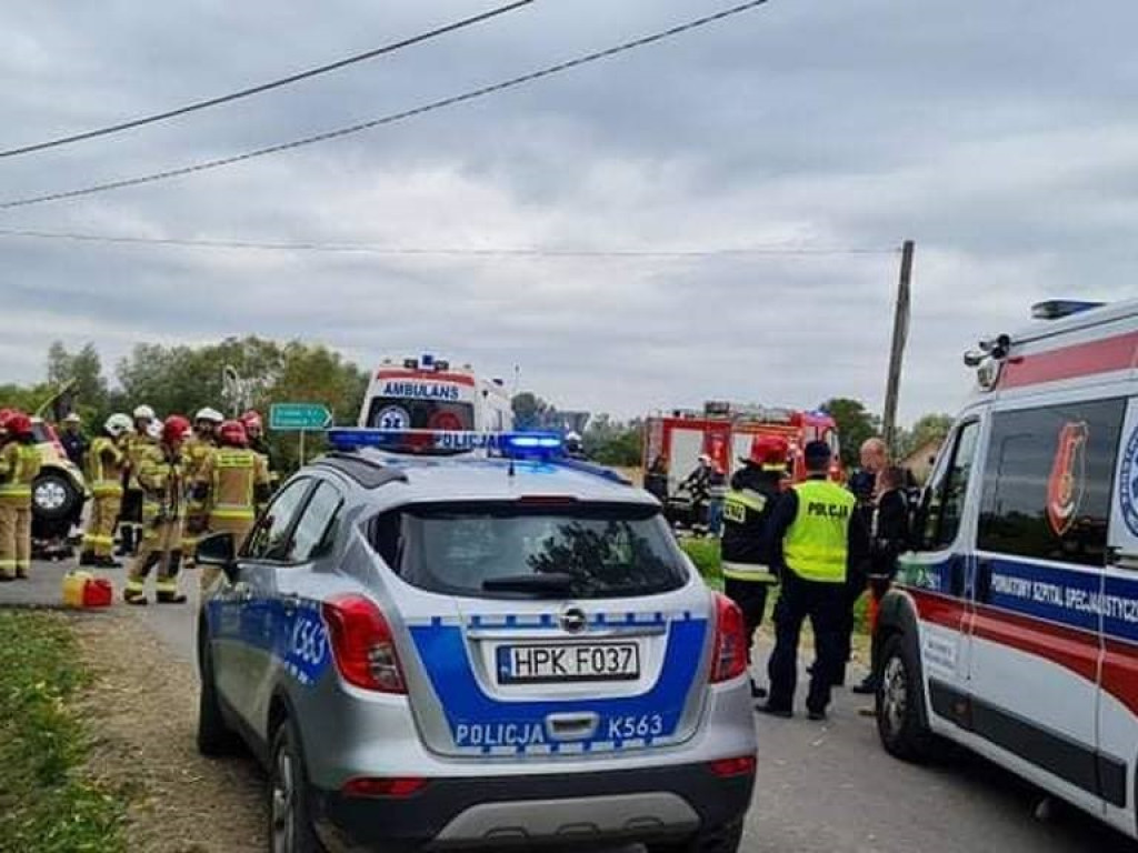 Poważne zderzenie osobówek. 80-latek z obrażeniami trafił do szpitala [zdjęcia]