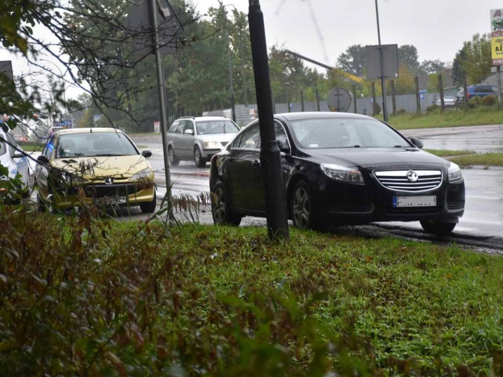 Zderzenie dwóch osobówek na tarnobrzeskiej Wisłostradzie [zdjęcia]