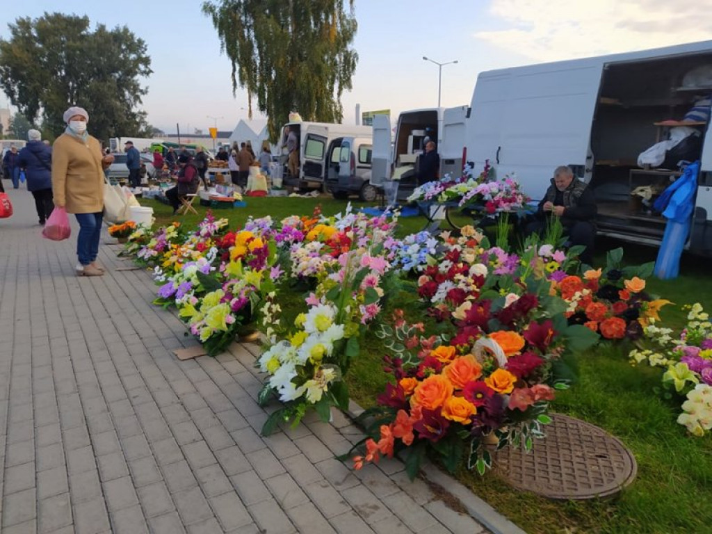 Na targu w Tarnobrzegu można już kupić znicze, chryzantemy i wiązanki. Miesiąc przed Świętem Zmarłych! [zdjęcia]