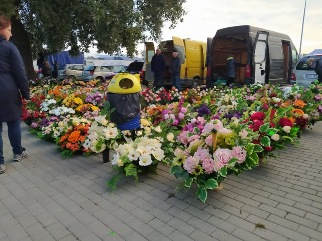 Na targu w Tarnobrzegu można już kupić znicze, chryzantemy i wiązanki. Miesiąc przed Świętem Zmarłych! [zdjęcia]