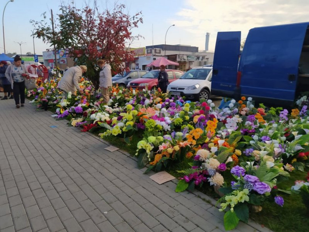 Na targu w Tarnobrzegu można już kupić znicze, chryzantemy i wiązanki. Miesiąc przed Świętem Zmarłych! [zdjęcia]